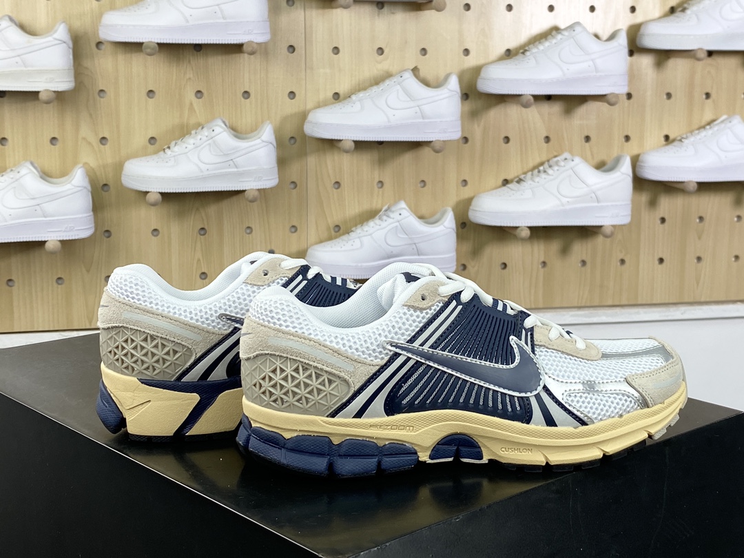 220 耐克Nike Zoom Vomero 5"Since 72"佛莫罗5代系列慢跑鞋“奶油白海军蓝做旧”HF4259-100