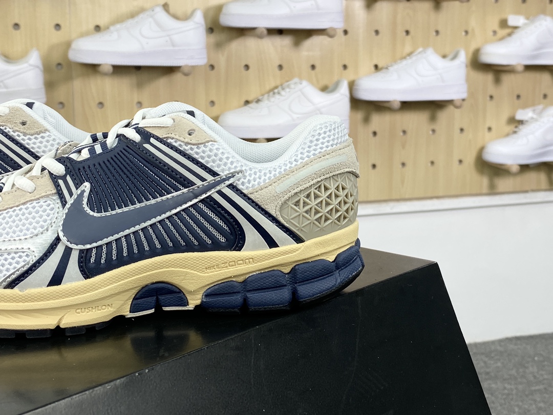 220 耐克Nike Zoom Vomero 5"Since 72"佛莫罗5代系列慢跑鞋“奶油白海军蓝做旧”HF4259-100