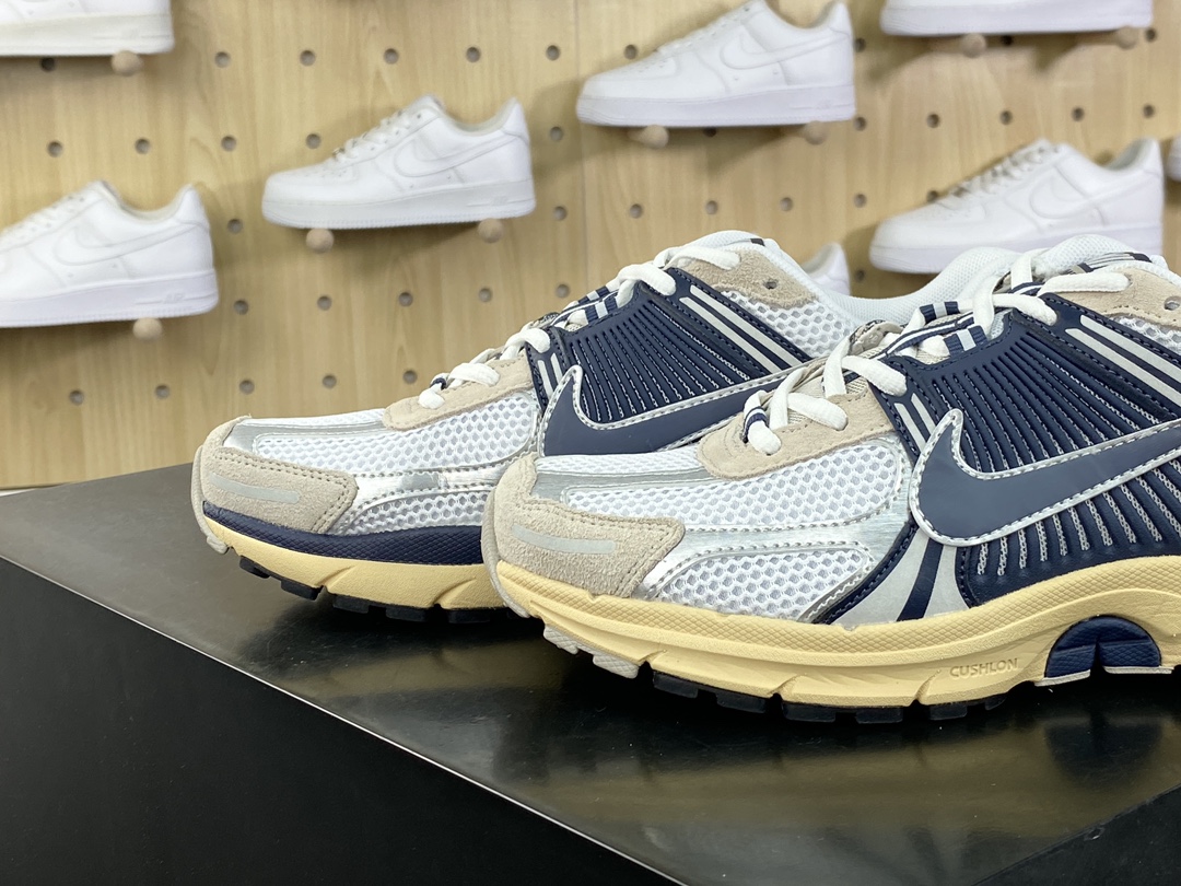 220 耐克Nike Zoom Vomero 5"Since 72"佛莫罗5代系列慢跑鞋“奶油白海军蓝做旧”HF4259-100