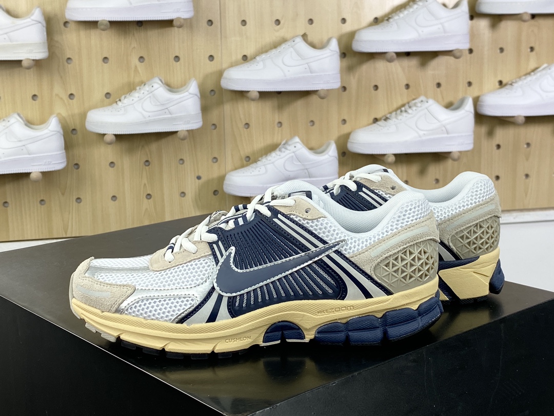 220 耐克Nike Zoom Vomero 5"Since 72"佛莫罗5代系列慢跑鞋“奶油白海军蓝做旧”HF4259-100