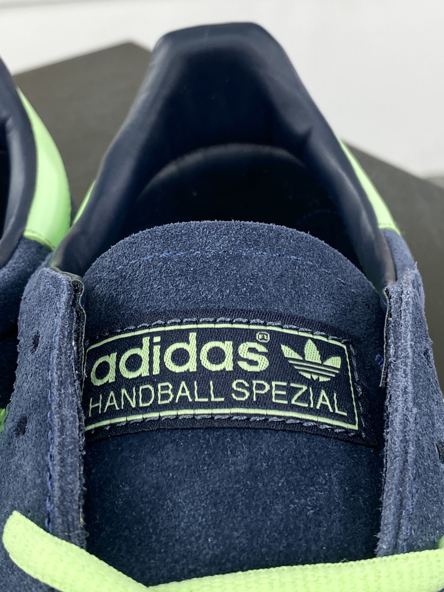 180 阿迪达斯Adidas Originals Handball SPZL 板鞋“翻毛曜石蓝荧光绿生胶底”IH7497