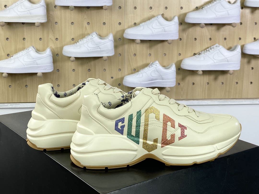 500 古驰Gucci Rhyton Vintage 角状系列低帮运动鞋“象牙白彩烫金LOGO印花”576963 DRW00 9522