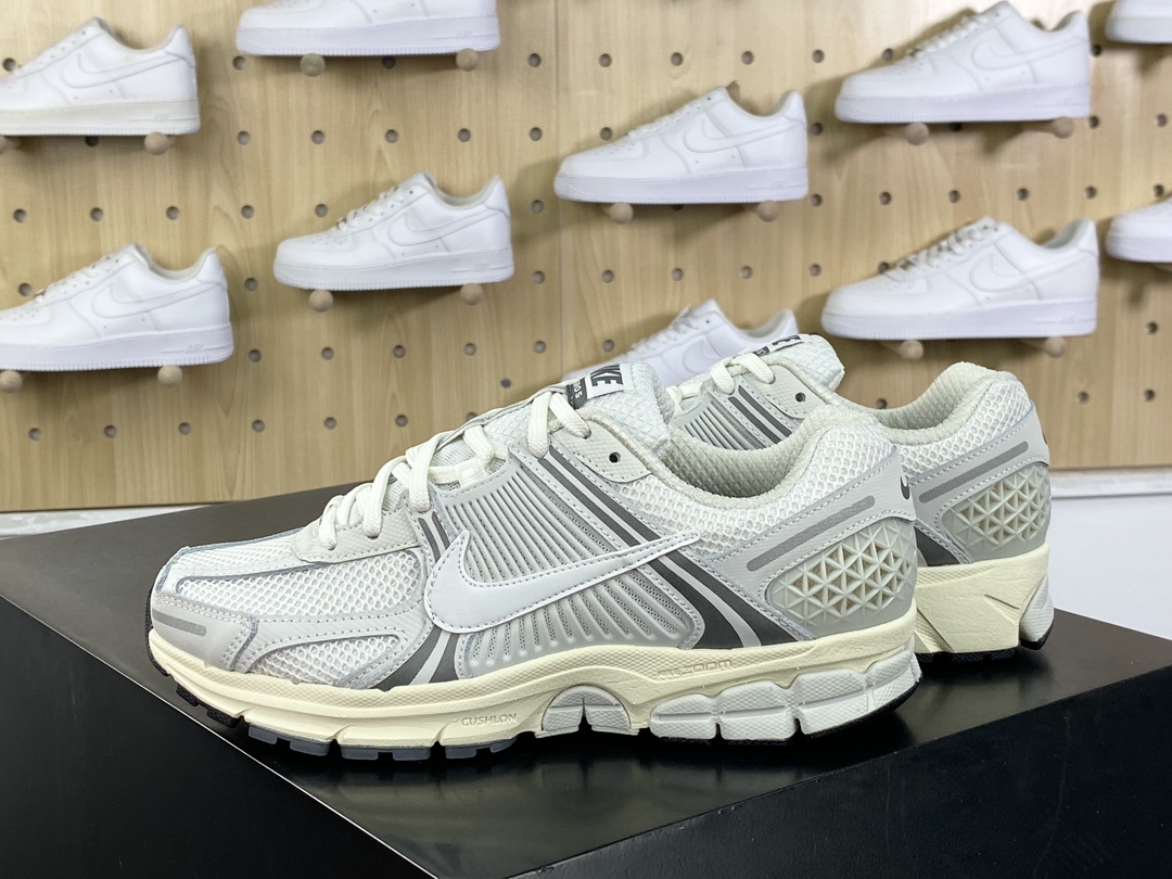 220 Nike Zoom Vomero 5"Platinum Tint"佛莫罗5代系列慢跑鞋“灰白奶油底”HF0731-007