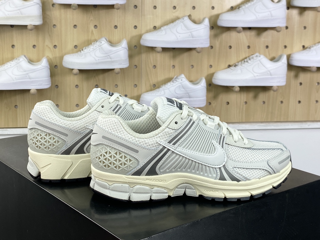 220 Nike Zoom Vomero 5"Platinum Tint"佛莫罗5代系列慢跑鞋“灰白奶油底”HF0731-007