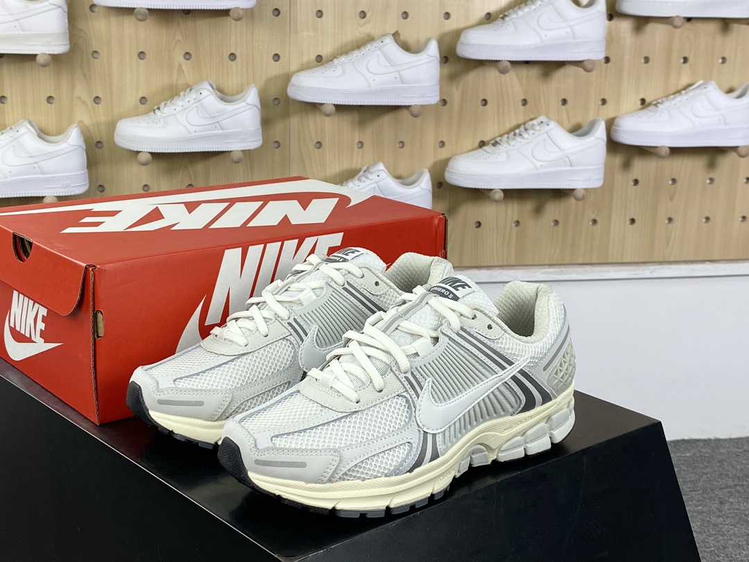 220 Nike Zoom Vomero 5″Platinum Tint”佛莫罗5代系列慢跑鞋“灰白奶油底”HF0731-007