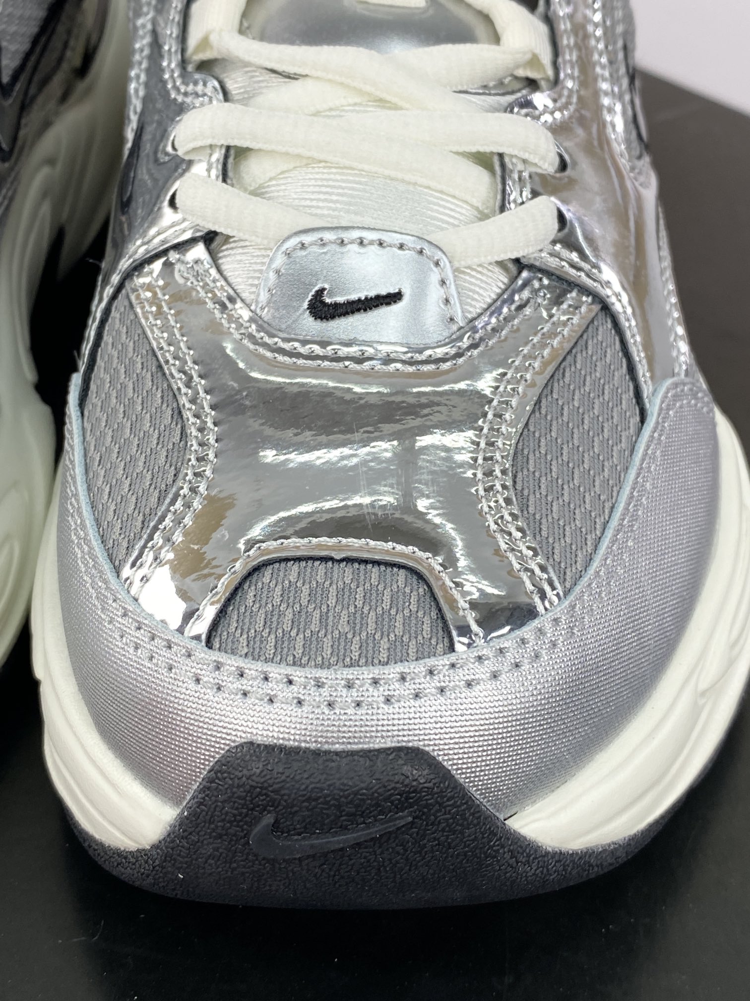 200 耐克Nike M2K Tekno"Mirror-Like Silver"系列低帮运动鞋“镜面银黑”HY95171