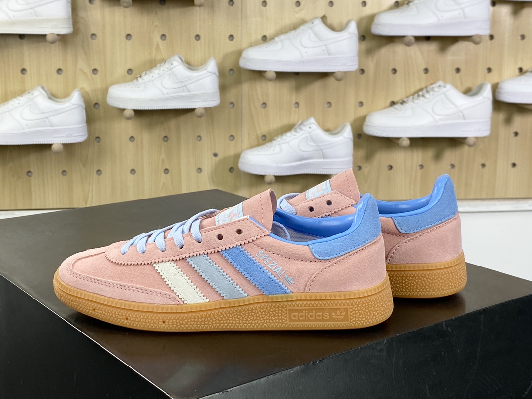 180 阿迪达斯Adidas Originals Handball SPZL 手球运动员板鞋“翻毛活力粉白灰蓝生胶底”IG1974