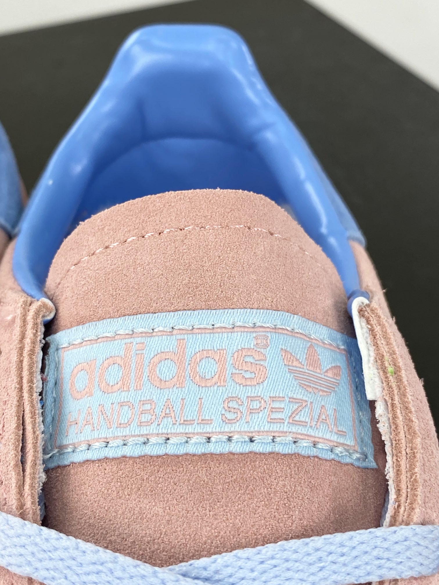 180 阿迪达斯Adidas Originals Handball SPZL 手球运动员板鞋“翻毛活力粉白灰蓝生胶底”IG1974