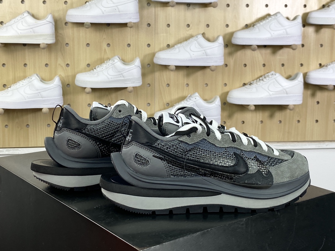 240 Sacai x Nike VaporWaffle 3.0”Charcoal Grey/Black”系列慢跑鞋“网织碳灰黑重叠双钩子”CV1363-103