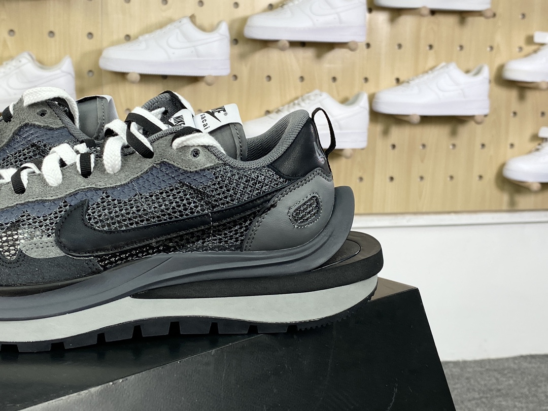 240 Sacai x Nike VaporWaffle 3.0”Charcoal Grey/Black”系列慢跑鞋“网织碳灰黑重叠双钩子”CV1363-103