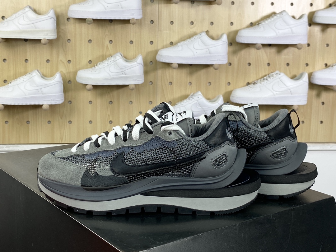 240 Sacai x Nike VaporWaffle 3.0”Charcoal Grey/Black”系列慢跑鞋“网织碳灰黑重叠双钩子”CV1363-103