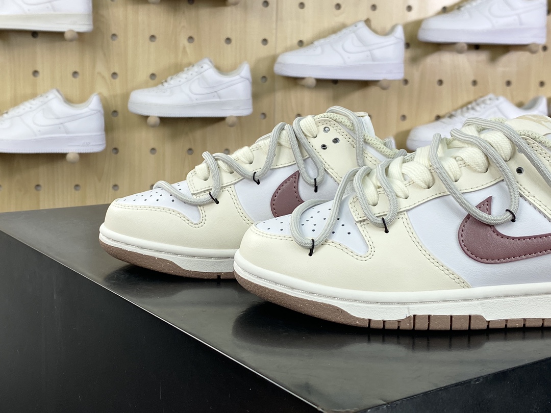 240 耐克Nike SB Dunk Low Lot"Milk Bear"扣篮系列低帮板鞋“米棕豆乳熊仔美拉德绑绳”DD1873-200