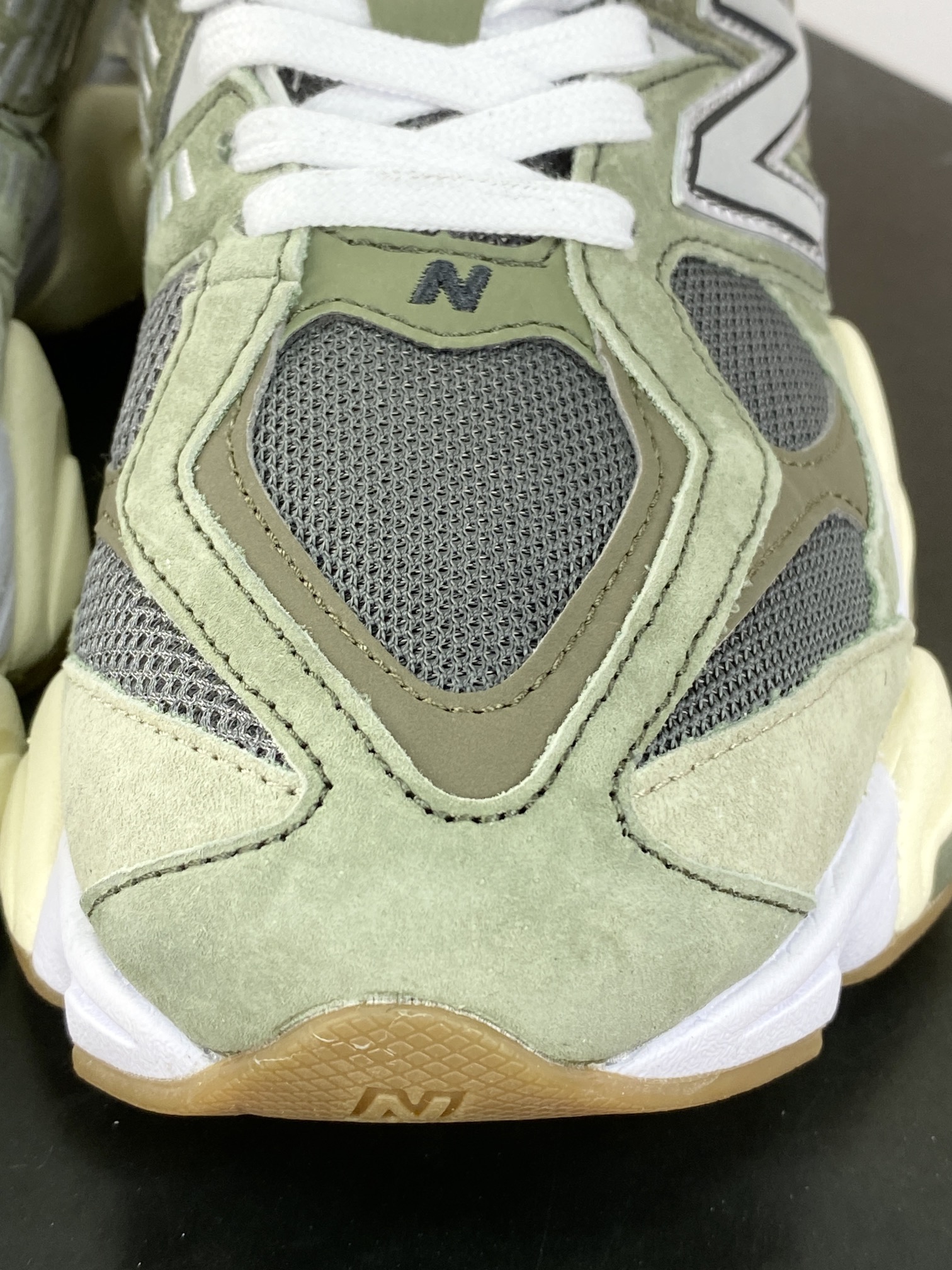 240 新百伦New Balance 9060"Green/Grey"系列复古百搭老爹风跑步鞋“橄榄绿灰米黄”U9060FOC