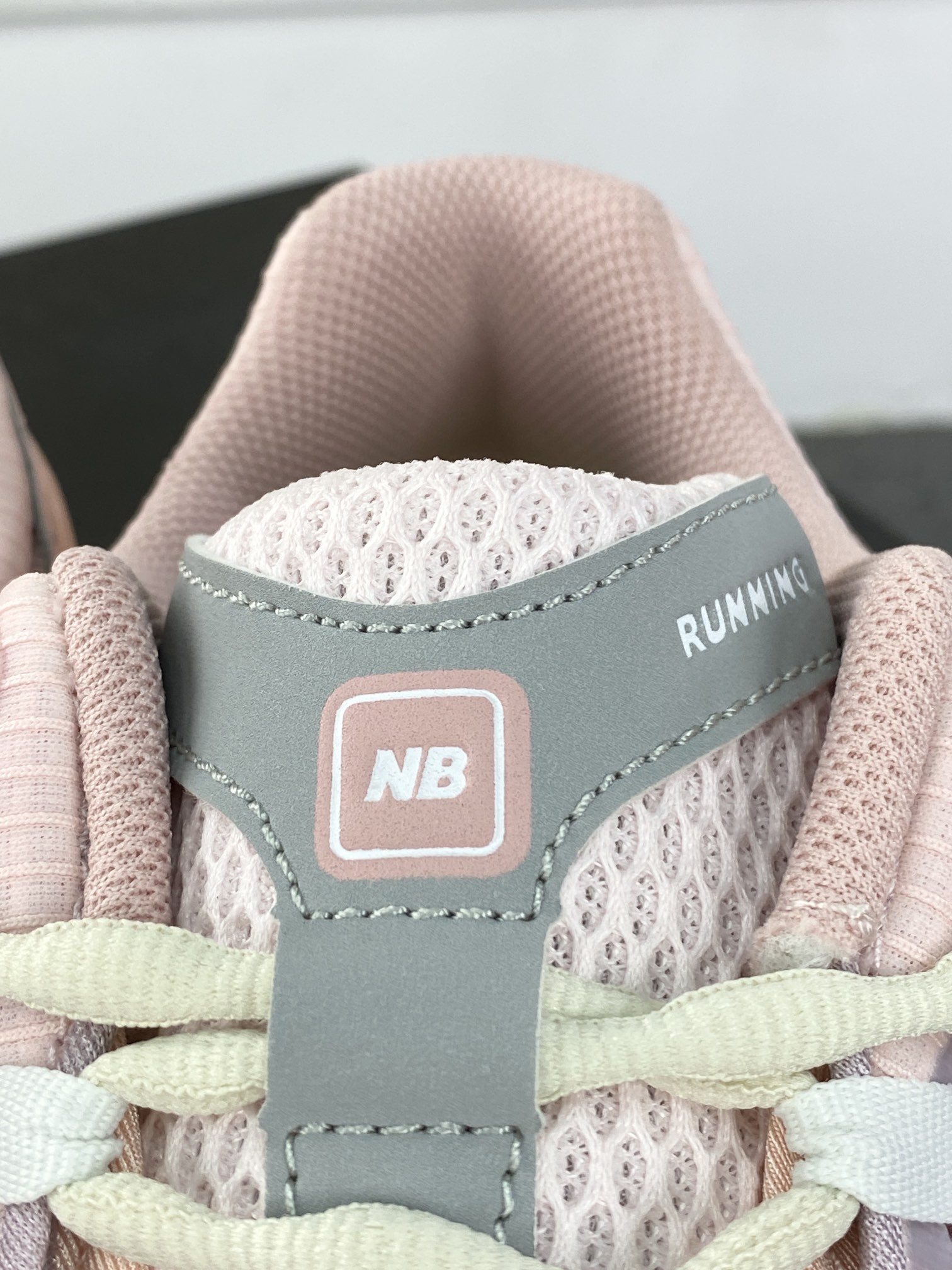 200 NB新百伦New Balance M1906U系列低帮复古慢跑鞋“樱花粉”M1906NLN