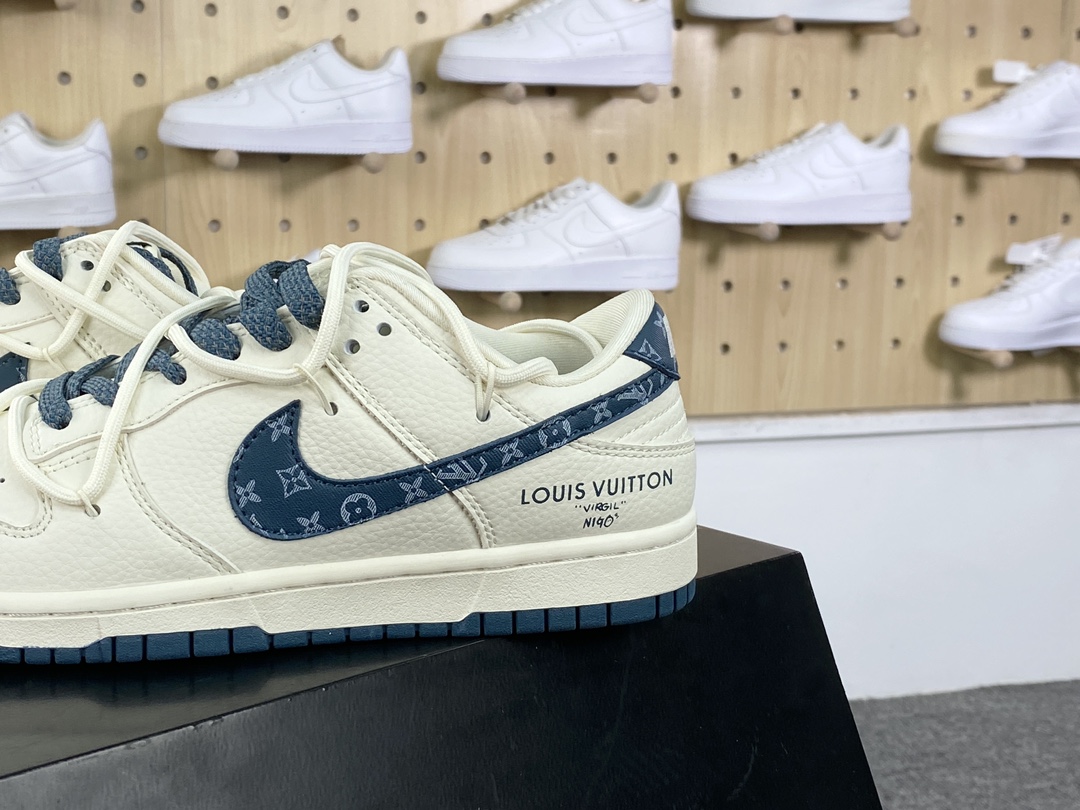 300 路易威登Louis Vuitton x Nike SB Dunk Low Lot"Beige/indigo/LV Monogram"扣篮板鞋“皮革米白靛蓝LV印花绑绳”JJ5688-102