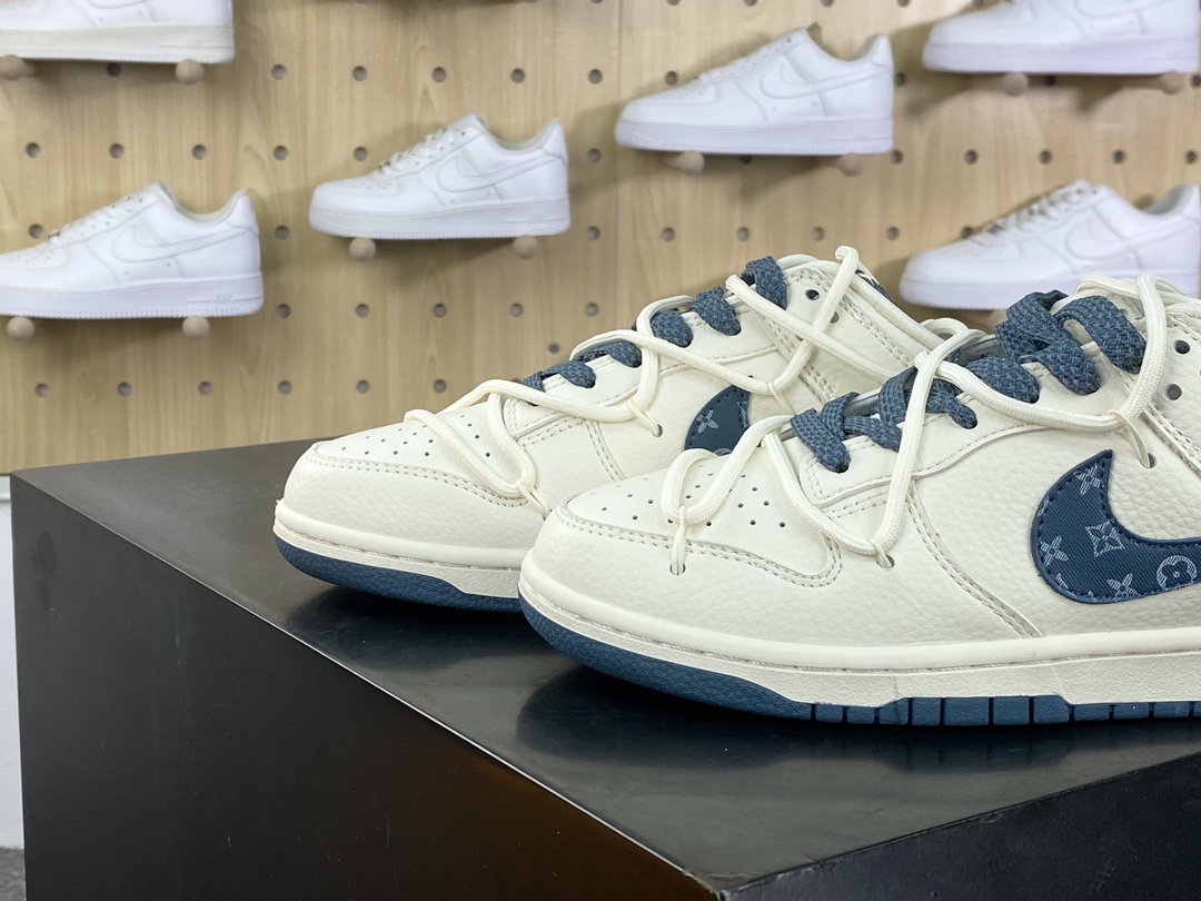 300 路易威登Louis Vuitton x Nike SB Dunk Low Lot"Beige/indigo/LV Monogram"扣篮板鞋“皮革米白靛蓝LV印花绑绳”JJ5688-102