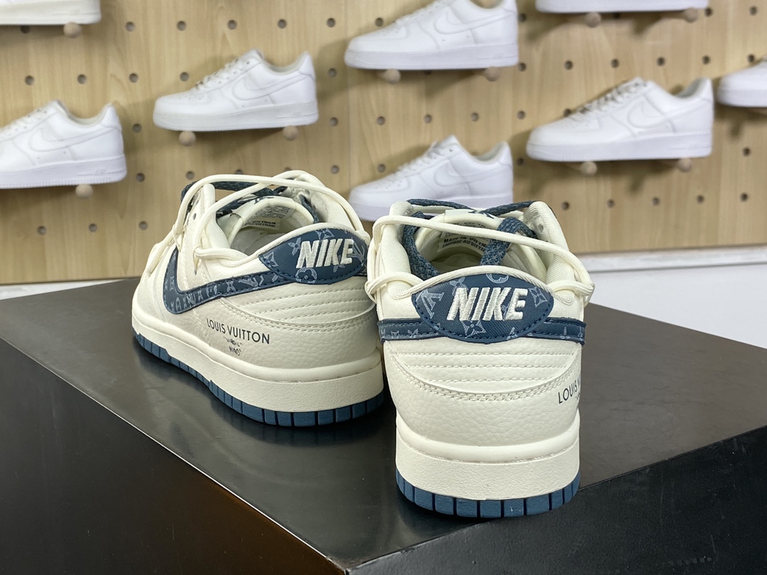 300 路易威登Louis Vuitton x Nike SB Dunk Low Lot"Beige/indigo/LV Monogram"扣篮板鞋“皮革米白靛蓝LV印花绑绳”JJ5688-102