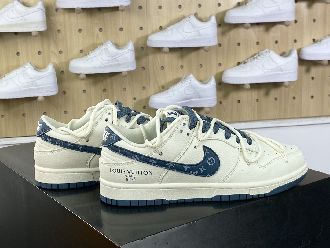 300 路易威登Louis Vuitton x Nike SB Dunk Low Lot"Beige/indigo/LV Monogram"扣篮板鞋“皮革米白靛蓝LV印花绑绳”JJ5688-102