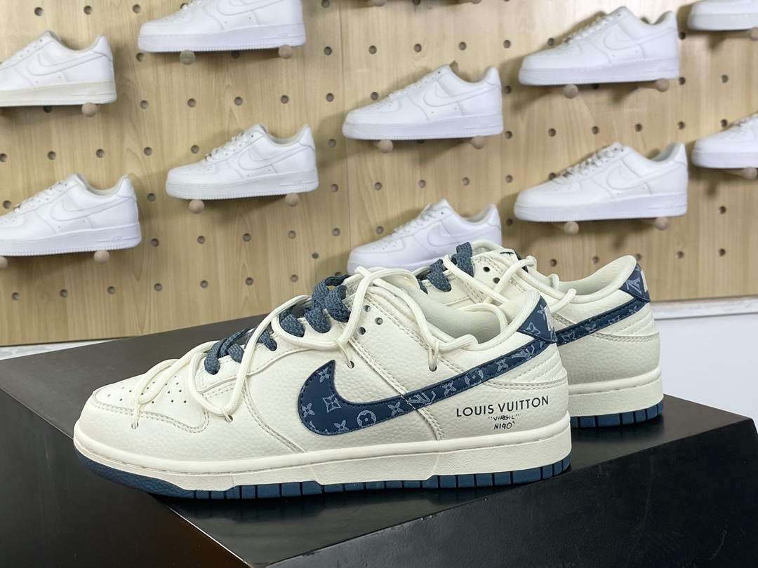 300 路易威登Louis Vuitton x Nike SB Dunk Low Lot"Beige/indigo/LV Monogram"扣篮板鞋“皮革米白靛蓝LV印花绑绳”JJ5688-102