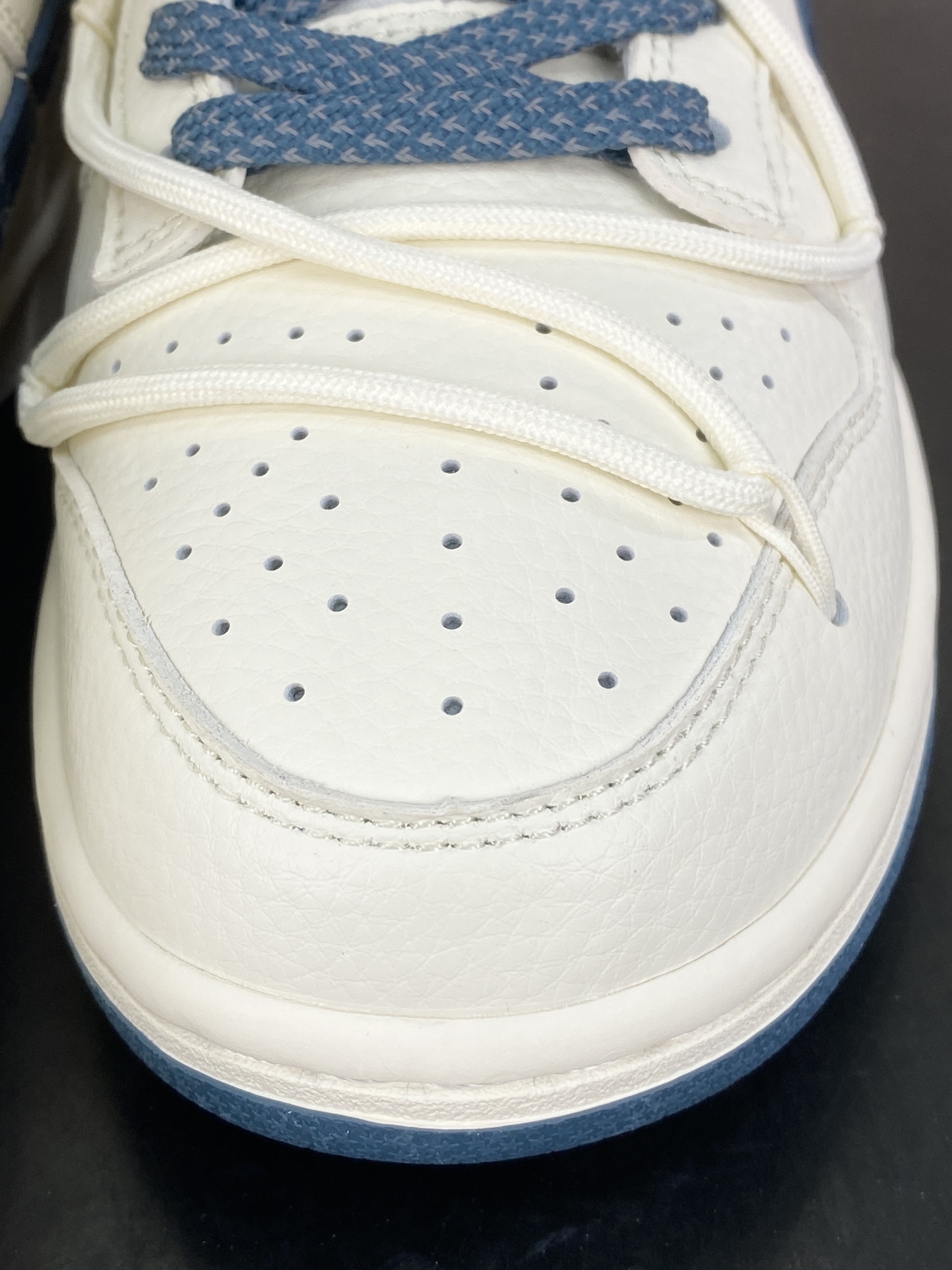 300 路易威登Louis Vuitton x Nike SB Dunk Low Lot"Beige/indigo/LV Monogram"扣篮板鞋“皮革米白靛蓝LV印花绑绳”JJ5688-102