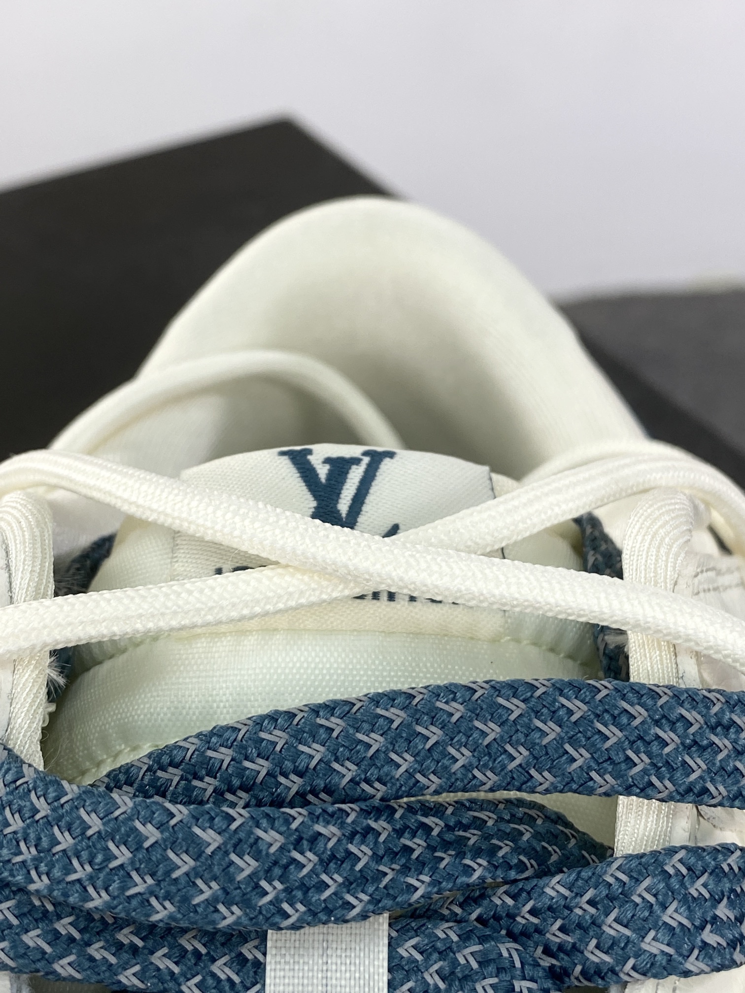 300 路易威登Louis Vuitton x Nike SB Dunk Low Lot"Beige/indigo/LV Monogram"扣篮板鞋“皮革米白靛蓝LV印花绑绳”JJ5688-102