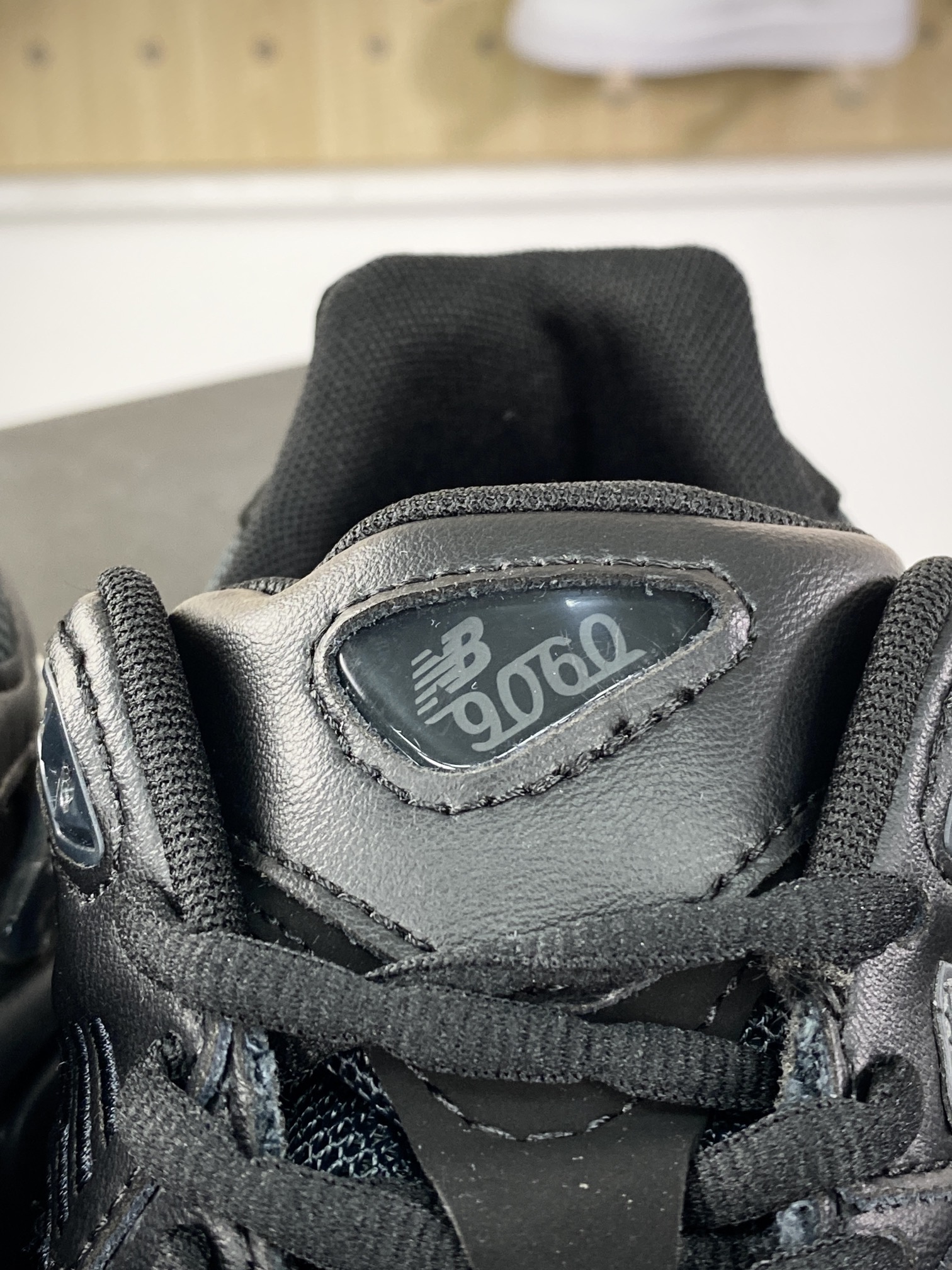 240 新百伦New Balance 9060”Triple Black Leather”系列跑步鞋“皮革全黑”U9060NRI