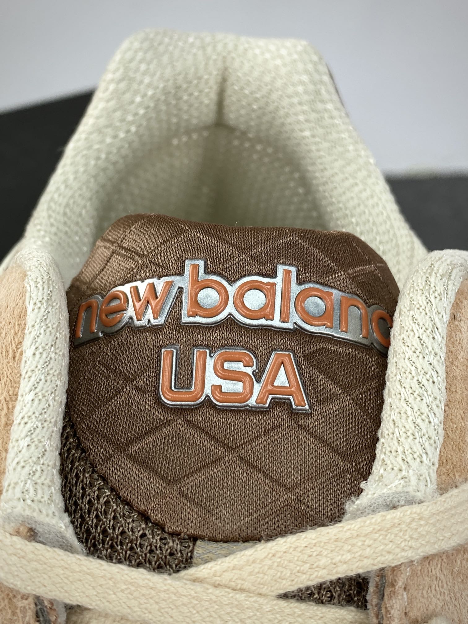 320 新百伦New Balance Made in USA M990V3”Orange/Cream”三代系列低帮跑步鞋“联名杏粉橘”M990SZ3