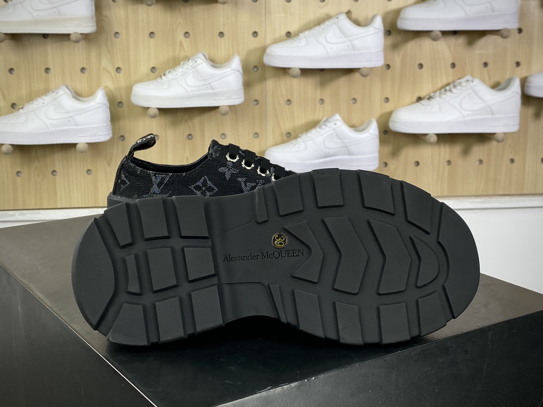 McQueen Alexander McQueen Chunky Tread Slick Low Sneakers Tread surface sneakers ”Denim Black Gray LV Old Flower” 604257W4L3471027