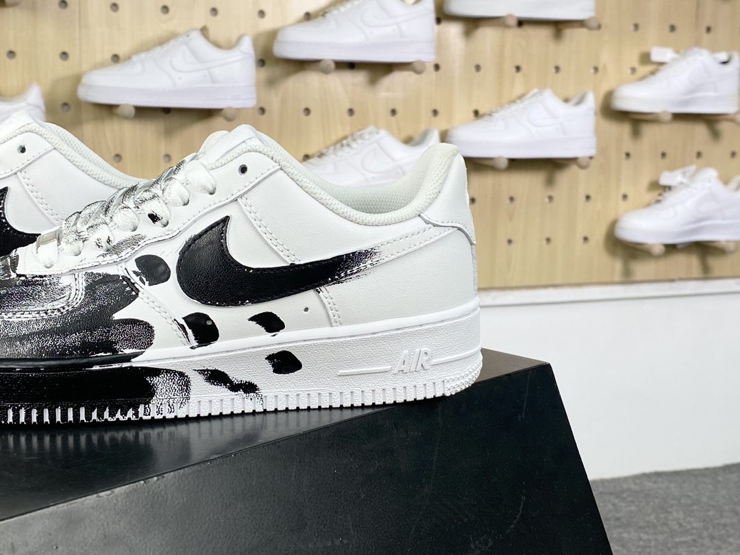 240 耐克Nike Air Force 1'07 Low Retro”Crime scene”空军一号板鞋“皮革黑白红案发现场”315122-311