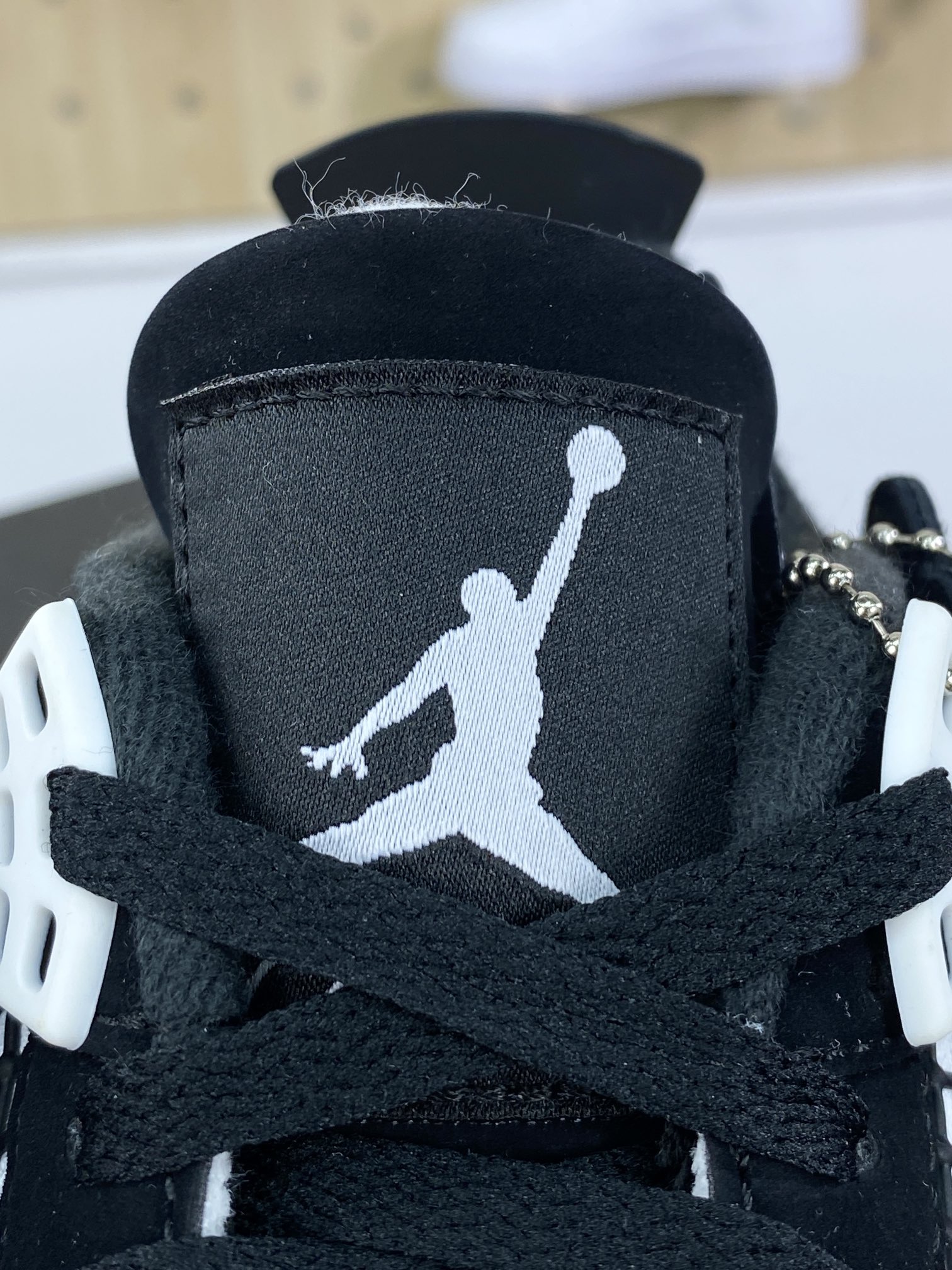 380 耐克Nike Air Jordan 4 Retro”Black White/Panda”迈克尔·乔丹AJ4代中帮篮球鞋“磨砂黑白熊猫”FQ8138-001