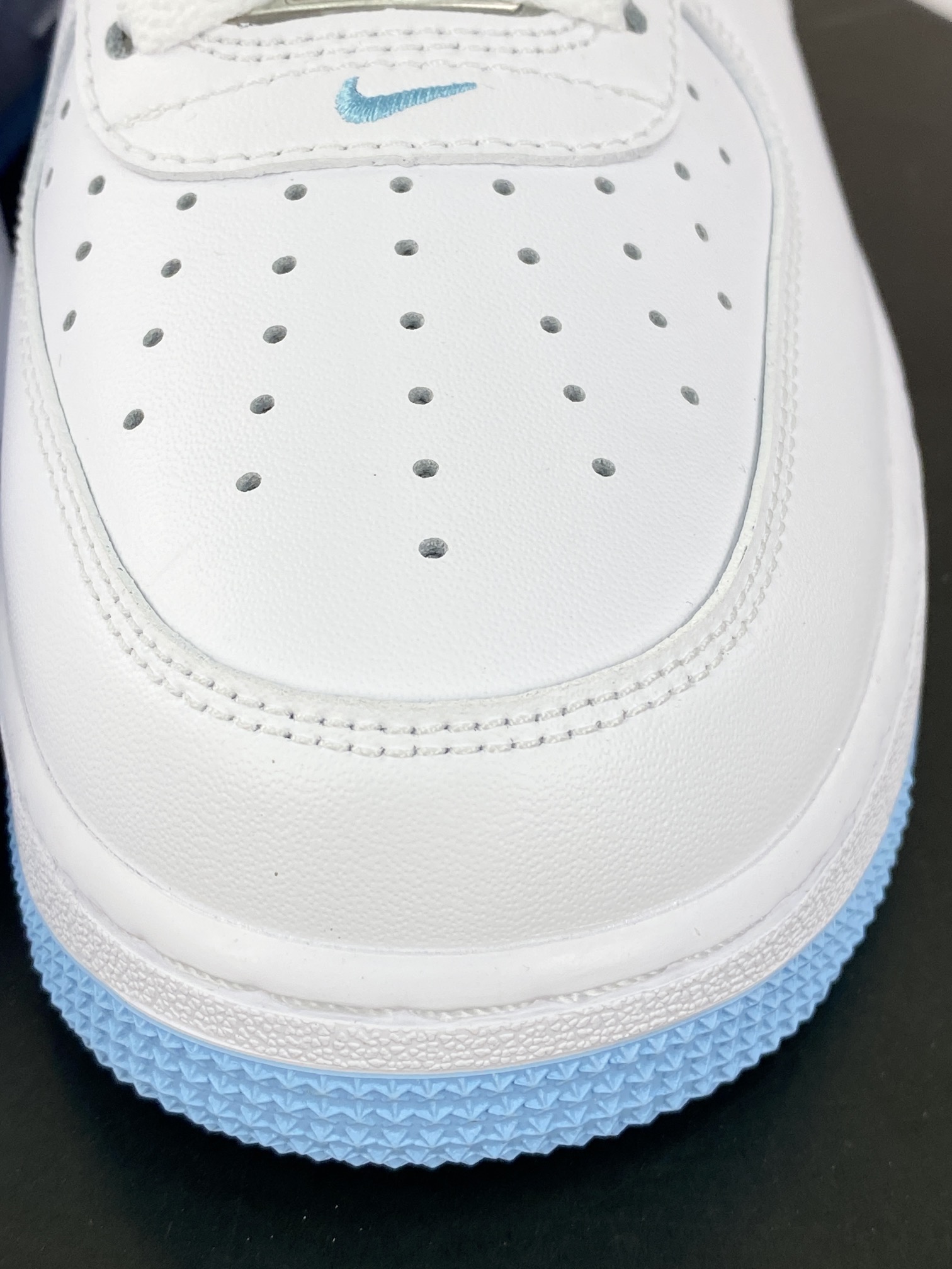 200 耐克Nike Air Force 1’07 Low”White/Black”空军一号经典低帮板鞋“皮革白蓝钩子”FQ4298-100