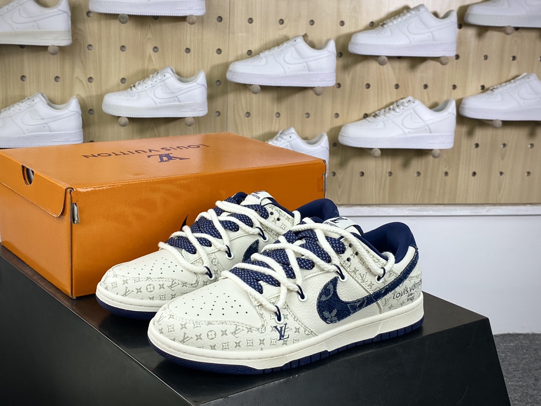 300 路易威登Louis Vuitton x Nike SB Dunk Low Lot”Beige/Denim Navy/LV Monogram”扣篮板鞋“皮革米白牛仔深蓝LV印花绑绳”SJ2068-249