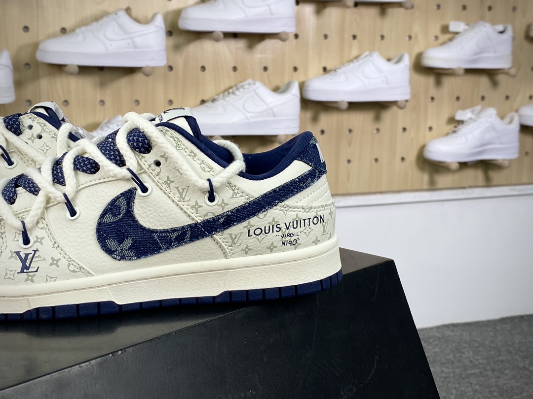 300 路易威登Louis Vuitton x Nike SB Dunk Low Lot"Beige/Denim Navy/LV Monogram"扣篮板鞋“皮革米白牛仔深蓝LV印花绑绳”SJ2068-249