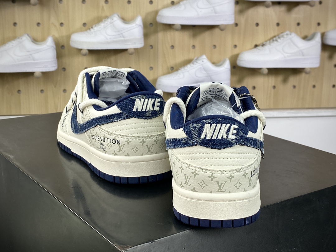 300 路易威登Louis Vuitton x Nike SB Dunk Low Lot"Beige/Denim Navy/LV Monogram"扣篮板鞋“皮革米白牛仔深蓝LV印花绑绳”SJ2068-249