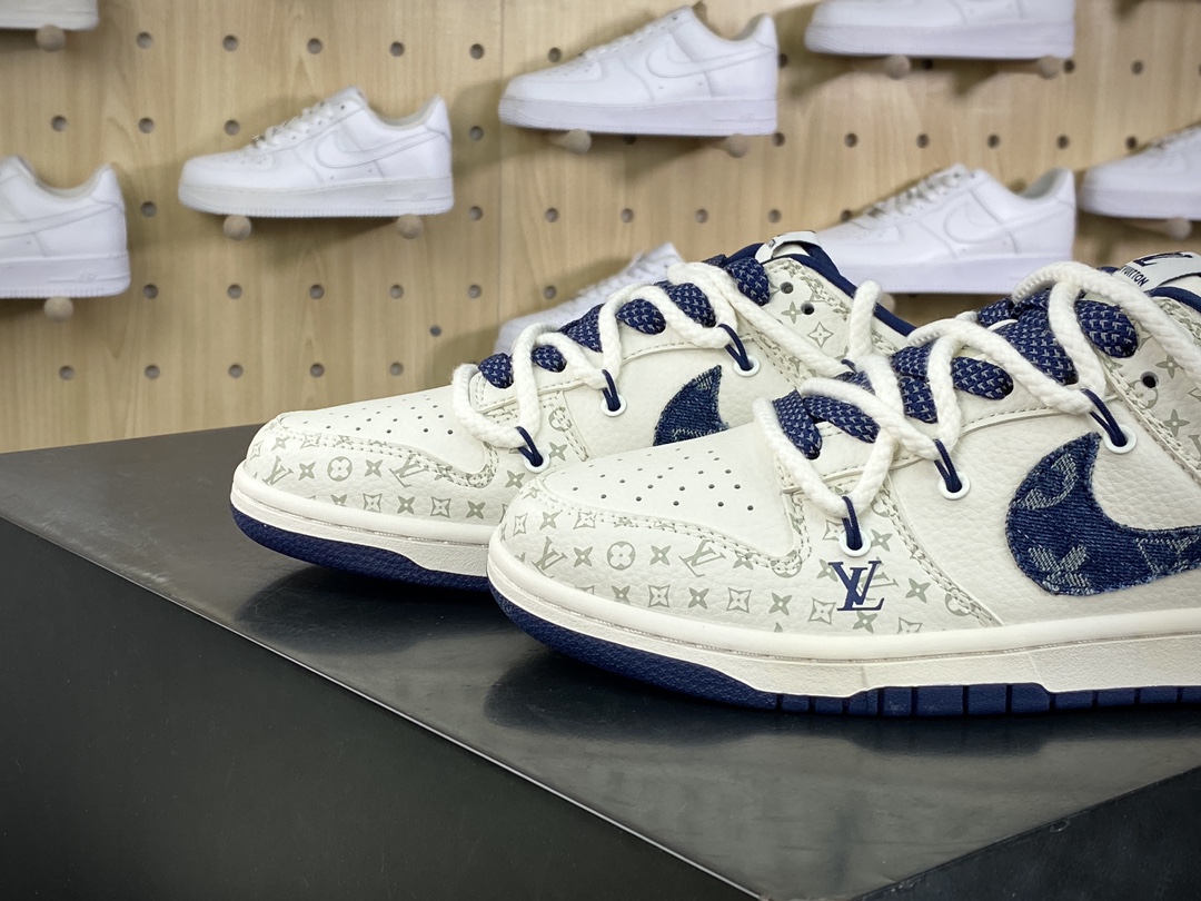 300 路易威登Louis Vuitton x Nike SB Dunk Low Lot"Beige/Denim Navy/LV Monogram"扣篮板鞋“皮革米白牛仔深蓝LV印花绑绳”SJ2068-249