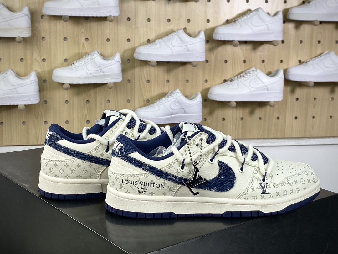 300 路易威登Louis Vuitton x Nike SB Dunk Low Lot"Beige/Denim Navy/LV Monogram"扣篮板鞋“皮革米白牛仔深蓝LV印花绑绳”SJ2068-249