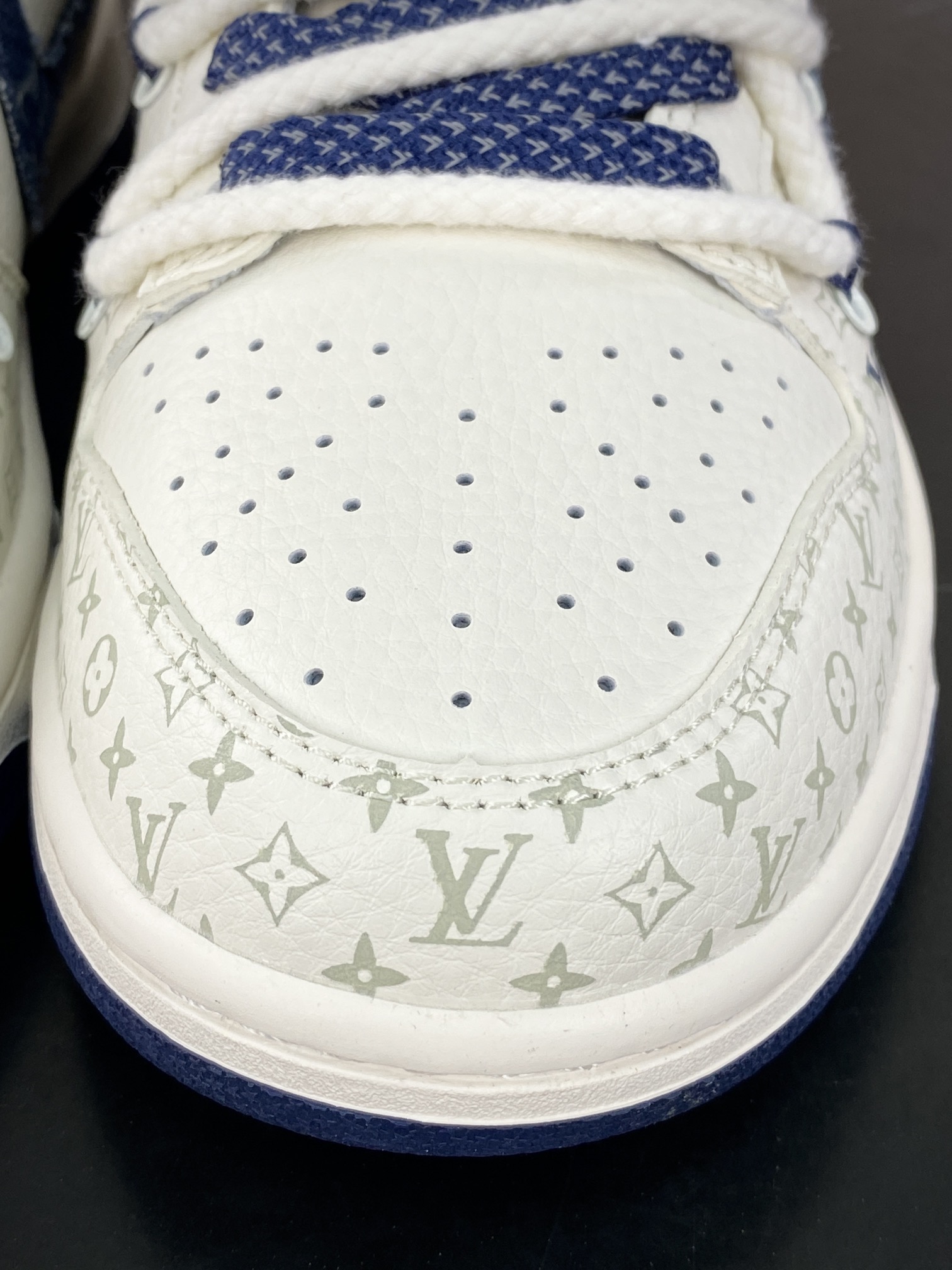 300 路易威登Louis Vuitton x Nike SB Dunk Low Lot"Beige/Denim Navy/LV Monogram"扣篮板鞋“皮革米白牛仔深蓝LV印花绑绳”SJ2068-249