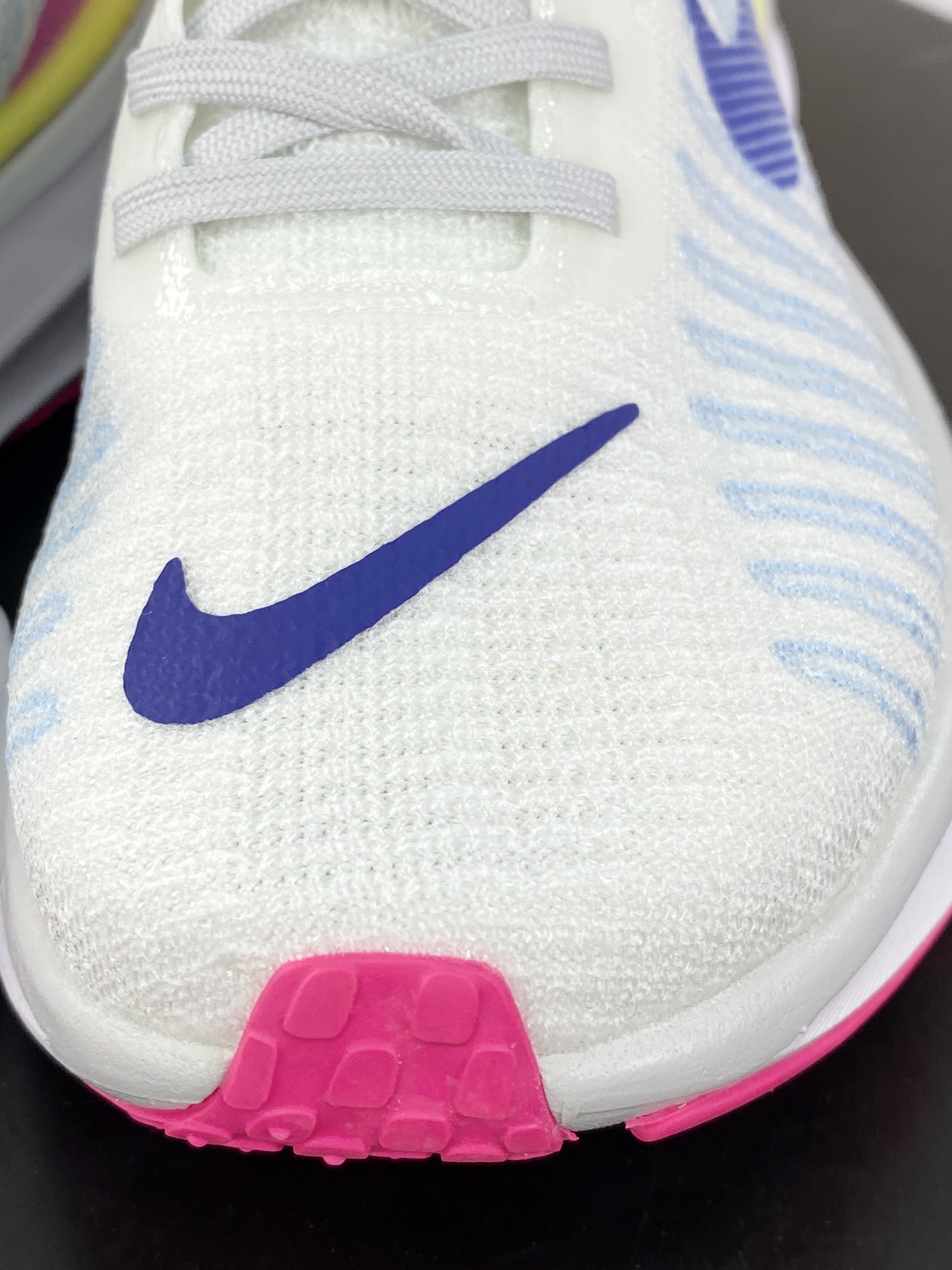 200 耐克Nike ZoomX Invincible Run Flyknit 3"White/Light Blue/Pink"不可战胜慢跑鞋“针织白皇家蓝玫粉”DR2615-105