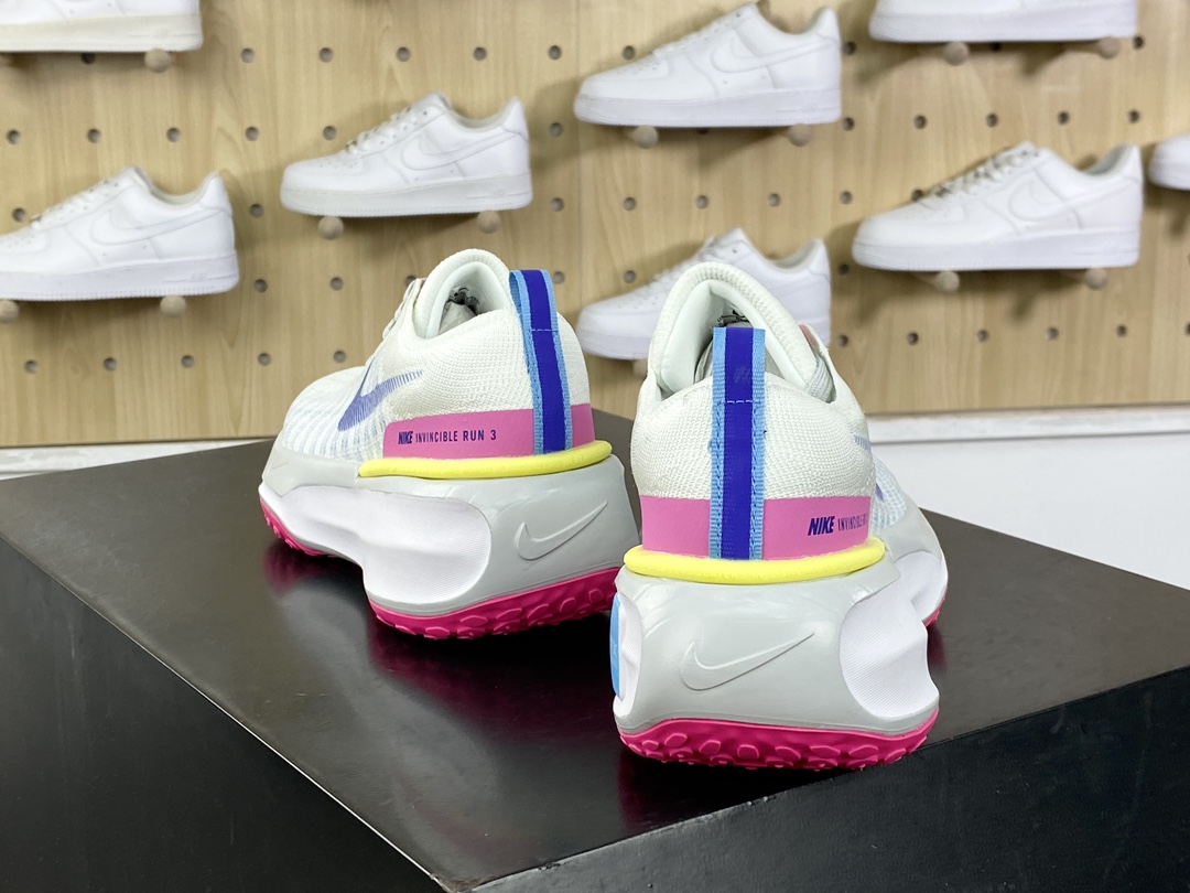 200 耐克Nike ZoomX Invincible Run Flyknit 3"White/Light Blue/Pink"不可战胜慢跑鞋“针织白皇家蓝玫粉”DR2615-105