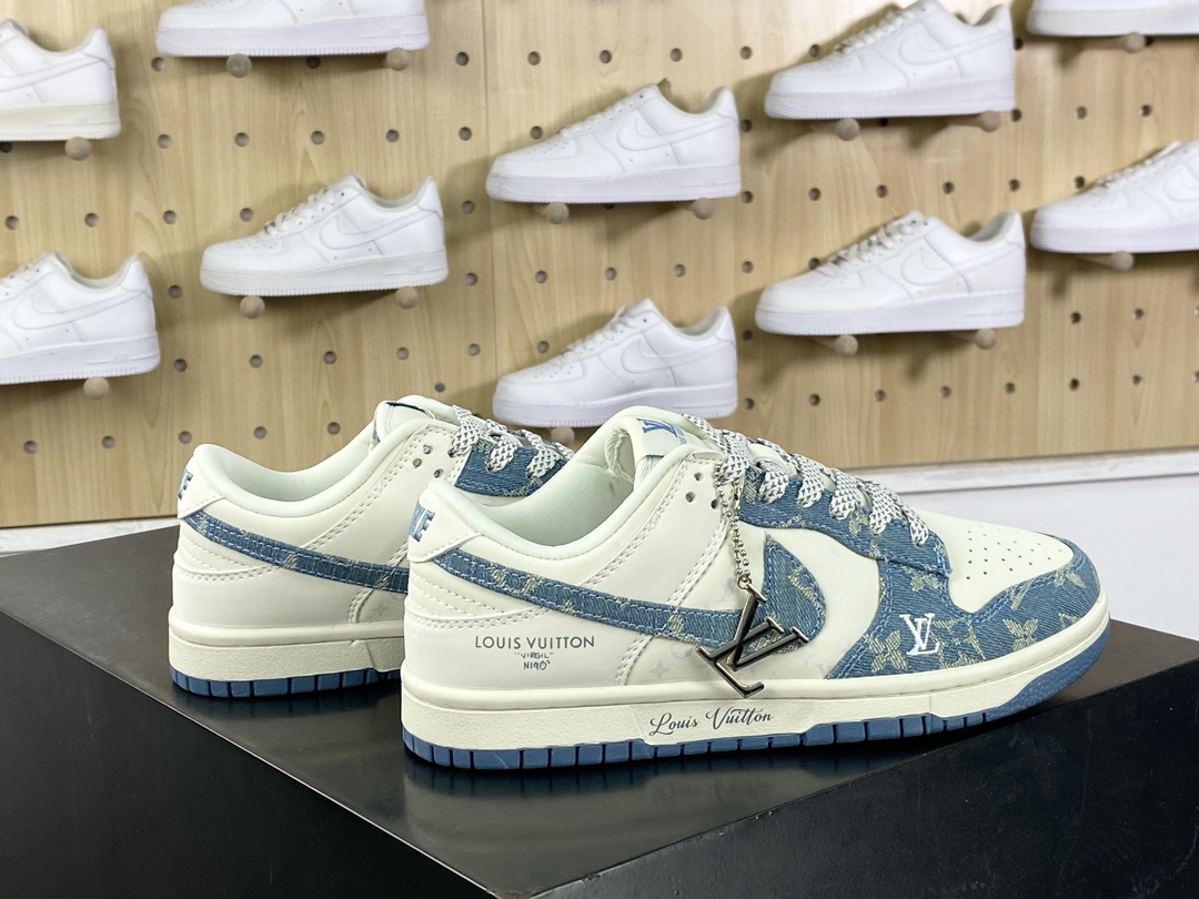 280 Louis Vuitton x Nike SB Dunk Low Lot”Beige/Khaki/LV Monogram”扣篮板鞋“拼接米白海蓝LV提花绑绳”XP3802-336