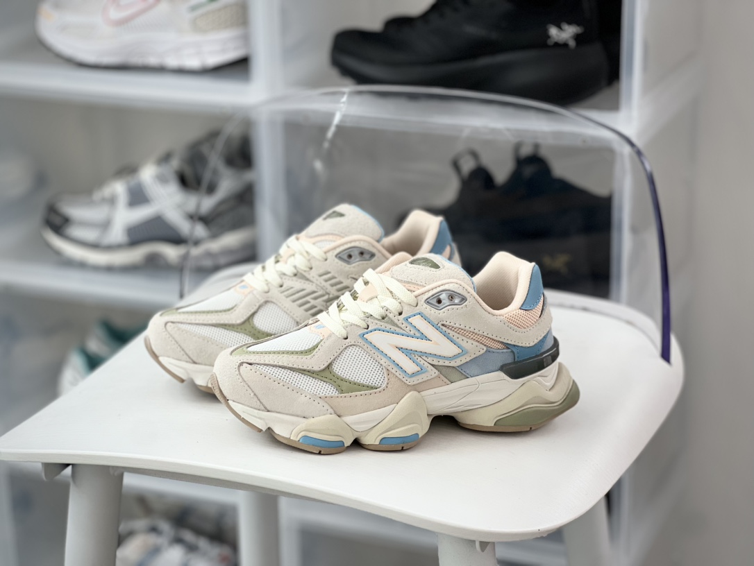 240 New Balance 9060″Festival Pack”系列复古跑步鞋“米白卡其奶蓝”GC9060