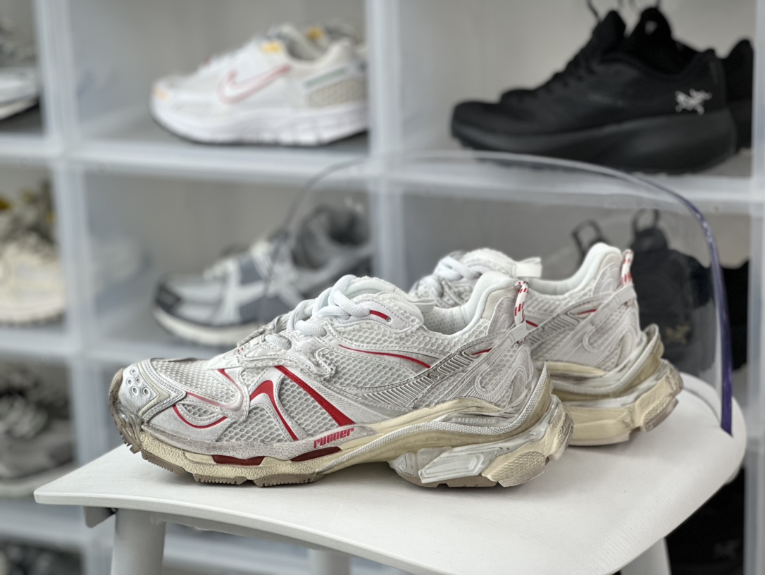 400 巴黎世家BALENCIAGA Runner Sneaker 3.0慢跑系列低帮慢跑鞋“解构破坏做旧灰红3.0”779066 W3RXP 9260