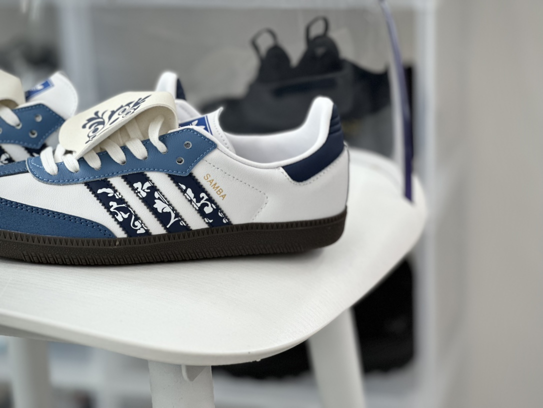 240 三叶草Adidas Originals Samba OG 桑巴舞系列板鞋“蓝白白釉青花涂鸦”IG1024