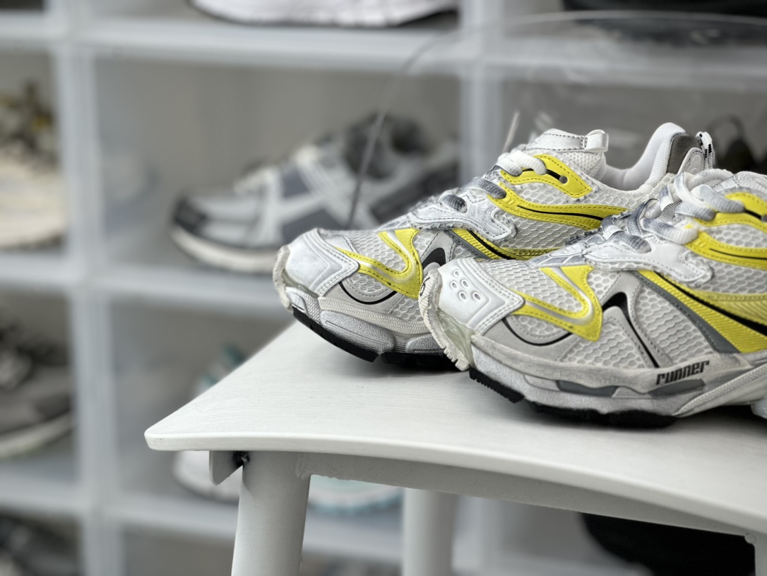 500 巴黎世家BALENCIAGA Runner Sneaker 3.0慢跑系列低帮慢跑鞋“解构破坏白黑浅黄3.0”779064 W3RXP 9710