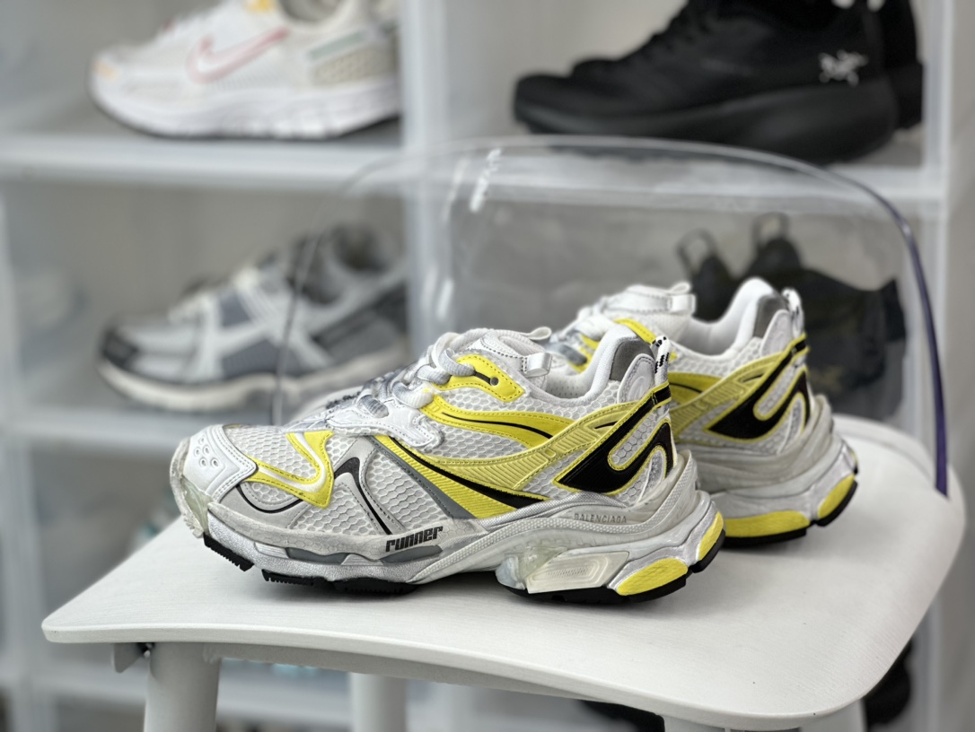 500 巴黎世家BALENCIAGA Runner Sneaker 3.0慢跑系列低帮慢跑鞋“解构破坏白黑浅黄3.0”779064 W3RXP 9710