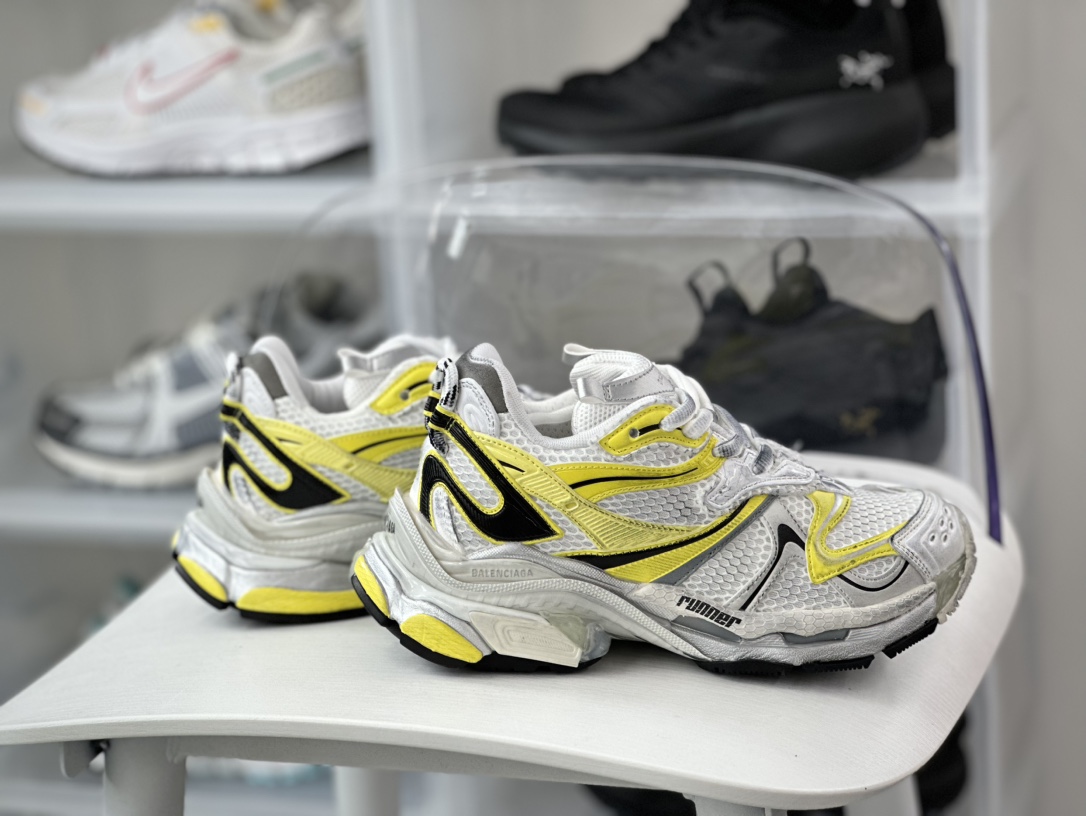 500 巴黎世家BALENCIAGA Runner Sneaker 3.0慢跑系列低帮慢跑鞋“解构破坏白黑浅黄3.0”779064 W3RXP 9710