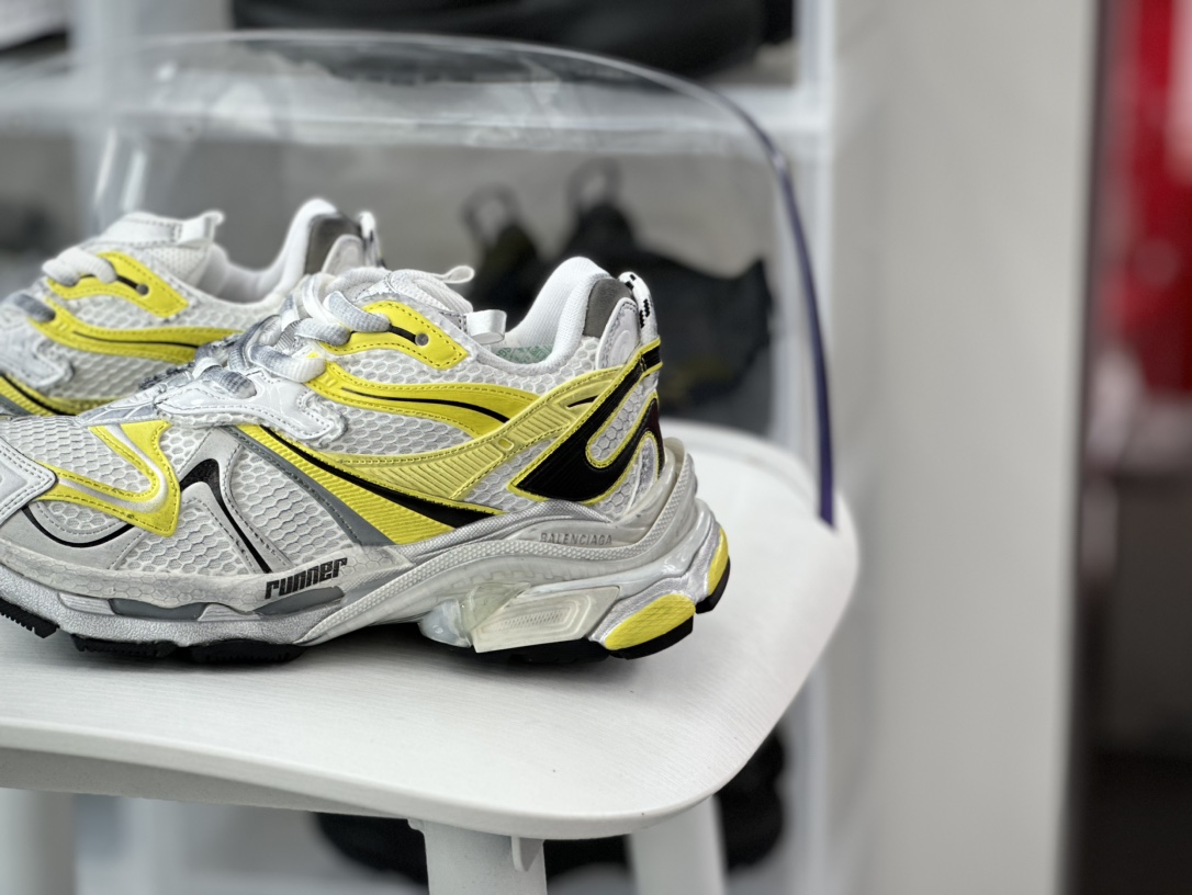 500 巴黎世家BALENCIAGA Runner Sneaker 3.0慢跑系列低帮慢跑鞋“解构破坏白黑浅黄3.0”779064 W3RXP 9710