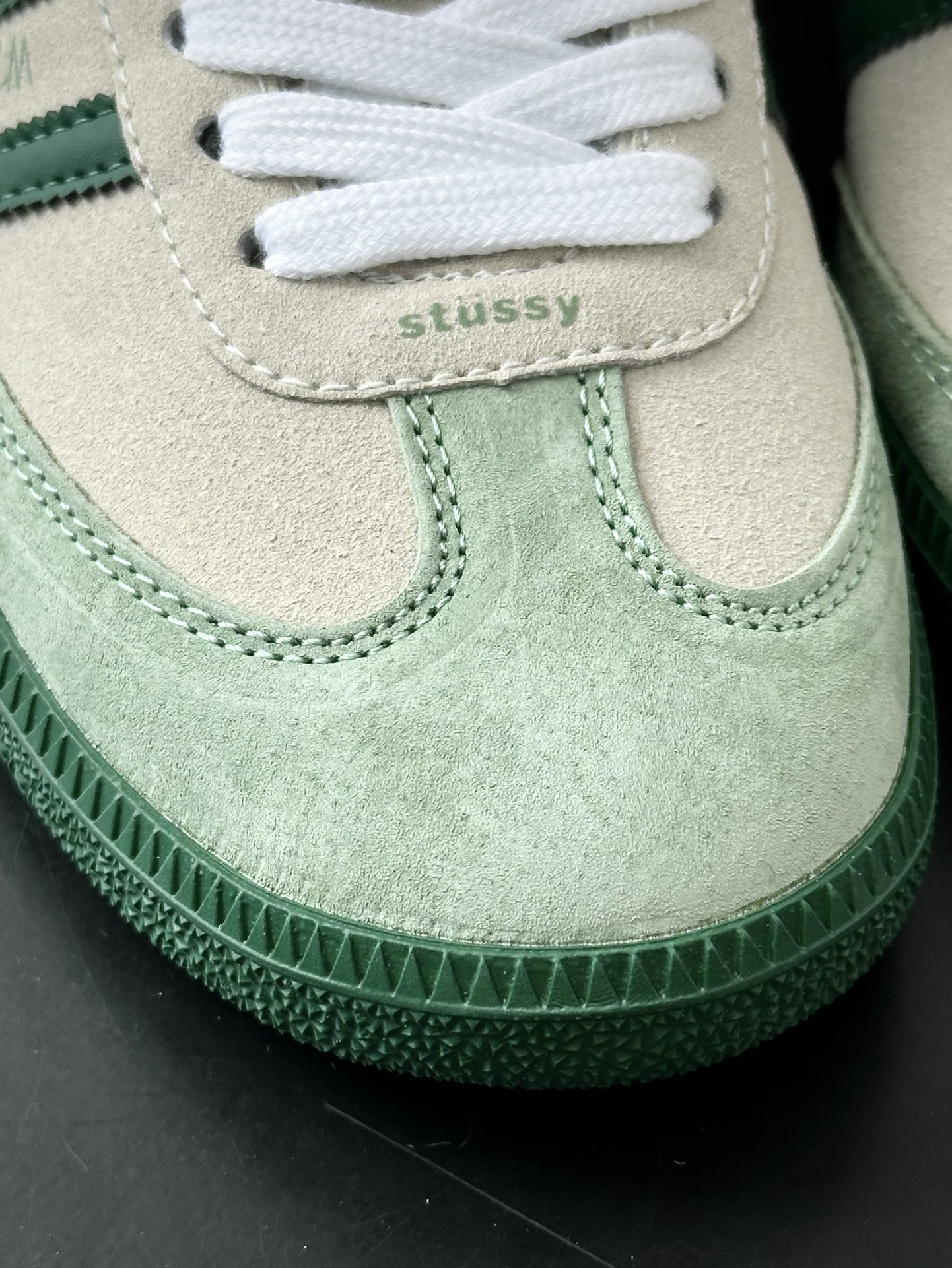 140 斯图西/Stussy x Adidas Originals Samba OG 桑巴舞板鞋“联名深绿米灰长鞋舌”IE9166