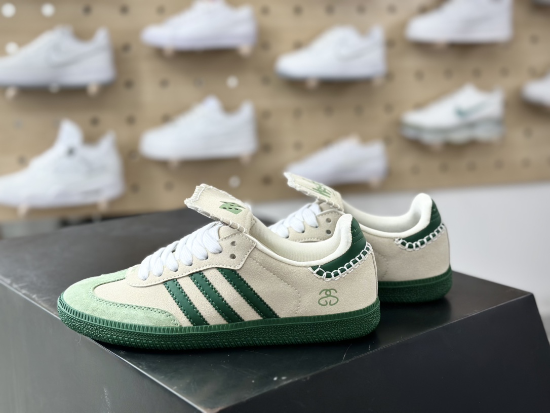 140 斯图西/Stussy x Adidas Originals Samba OG 桑巴舞板鞋“联名深绿米灰长鞋舌”IE9166