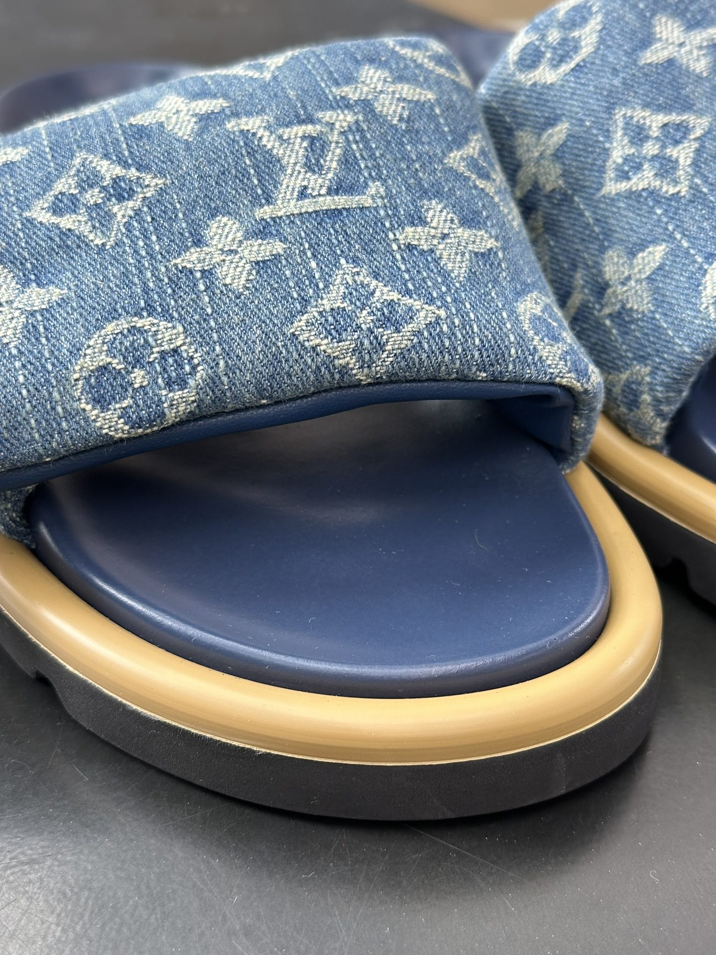 240 Louis Vuitton Pool Pillow Comfort Slides”Monogram”日落拖鞋“浅蓝牛仔LV提花老花”1ACJVG